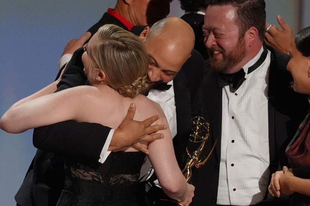 Momentky z udeľovania televíznych cien Emmy 2026
