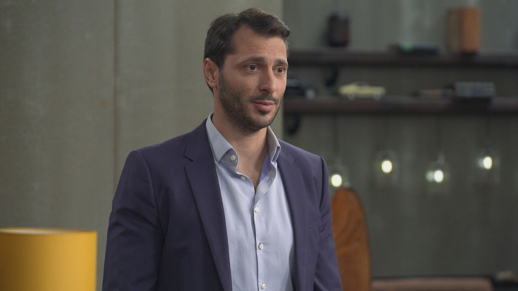 Alex stratí reč.