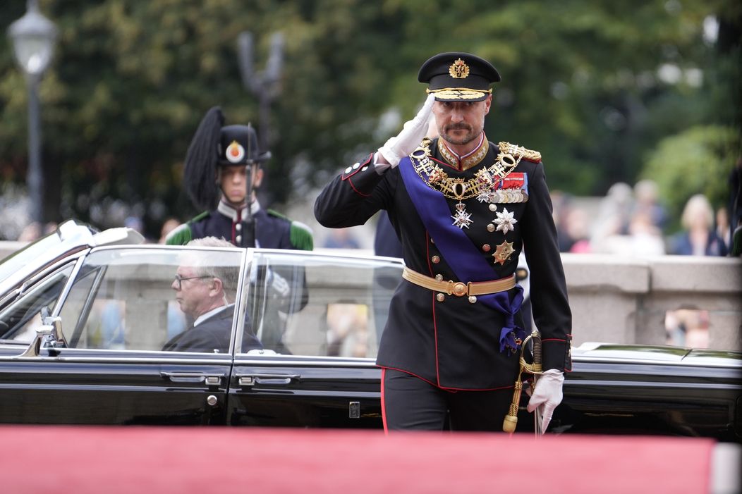 Nórsky kráľ Haakon VIII. zložil prísahu. Kráľovná chýbala