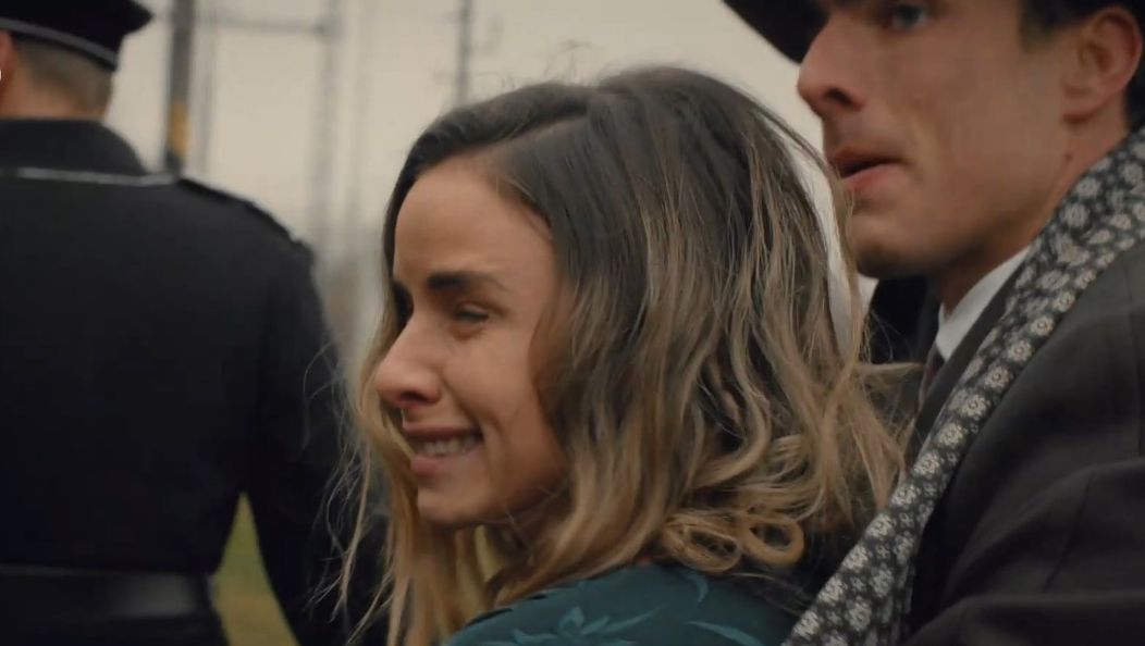 Adela sa pri pohľade na mamu odchádzajúcu v transporte zrúti.