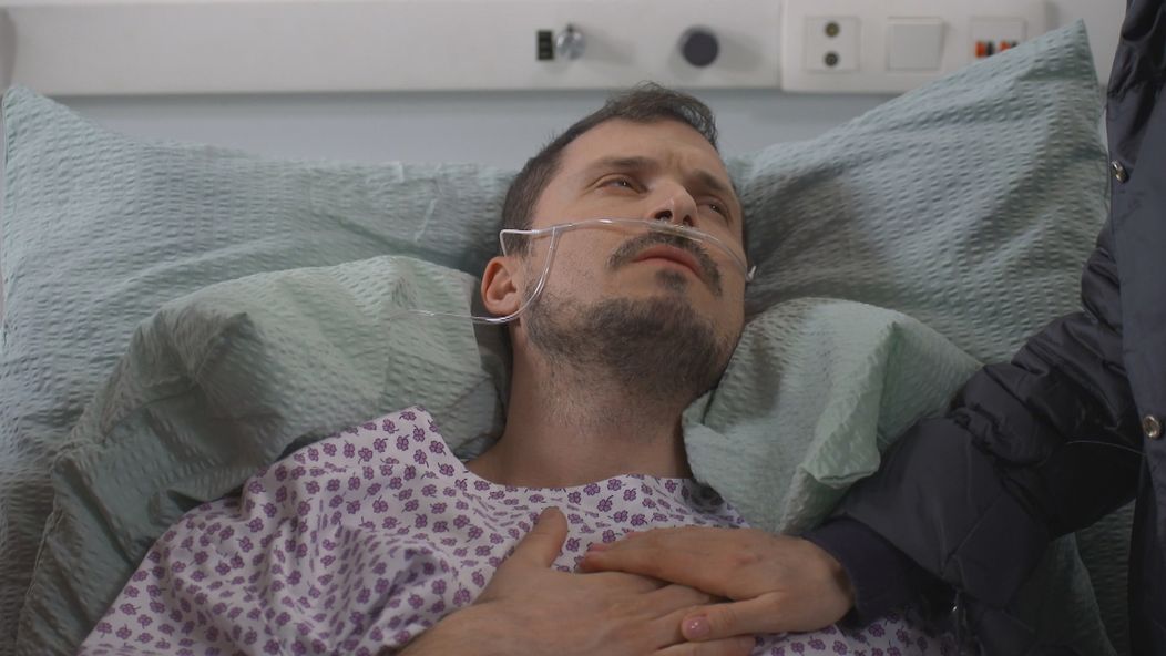 Adam po zásahu skončil v nemocnici.