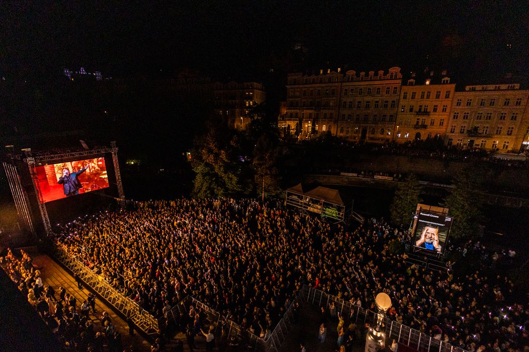 Koncert Russella Croewa s jeho kapelou Indoor Garden Party