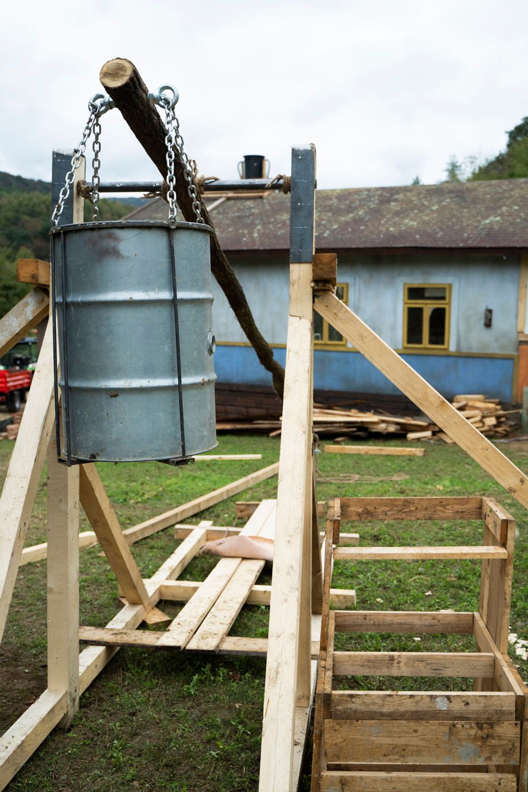 Deň 60 - Noro si v dueli zranil koleno, odviezla ho sanitka