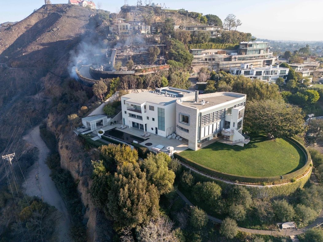 Ničivé požiare v Hollywoode sa zastavili pri dome Toma Hanksa