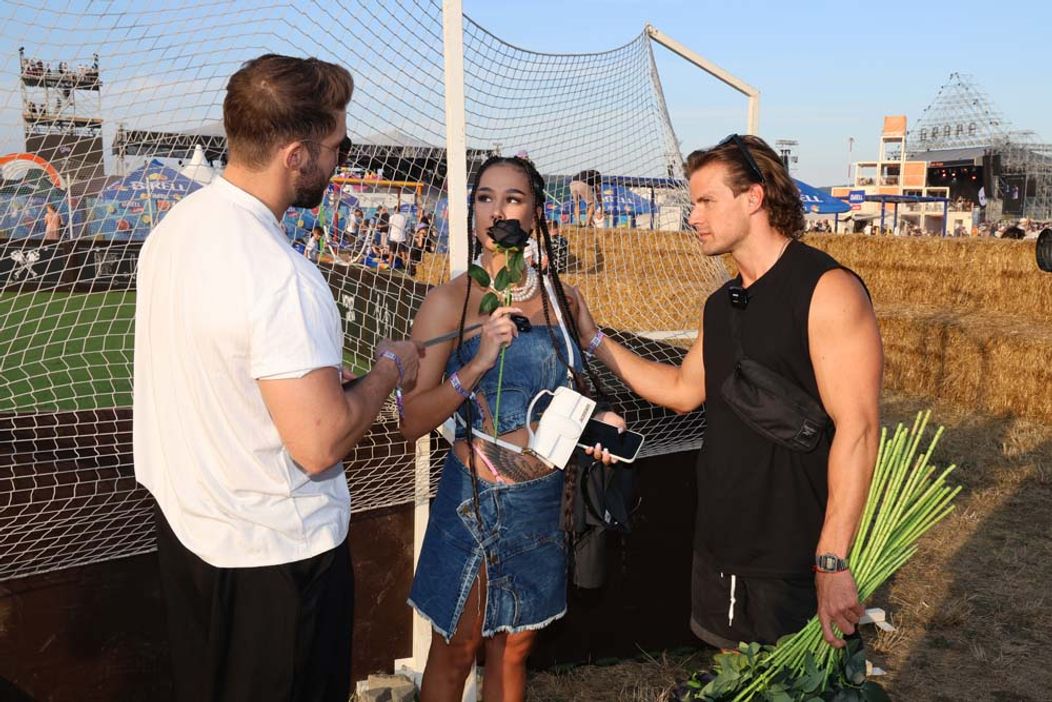 Radko na festivale Grape rozdával ruže a vymenil si bozky s Marcelou