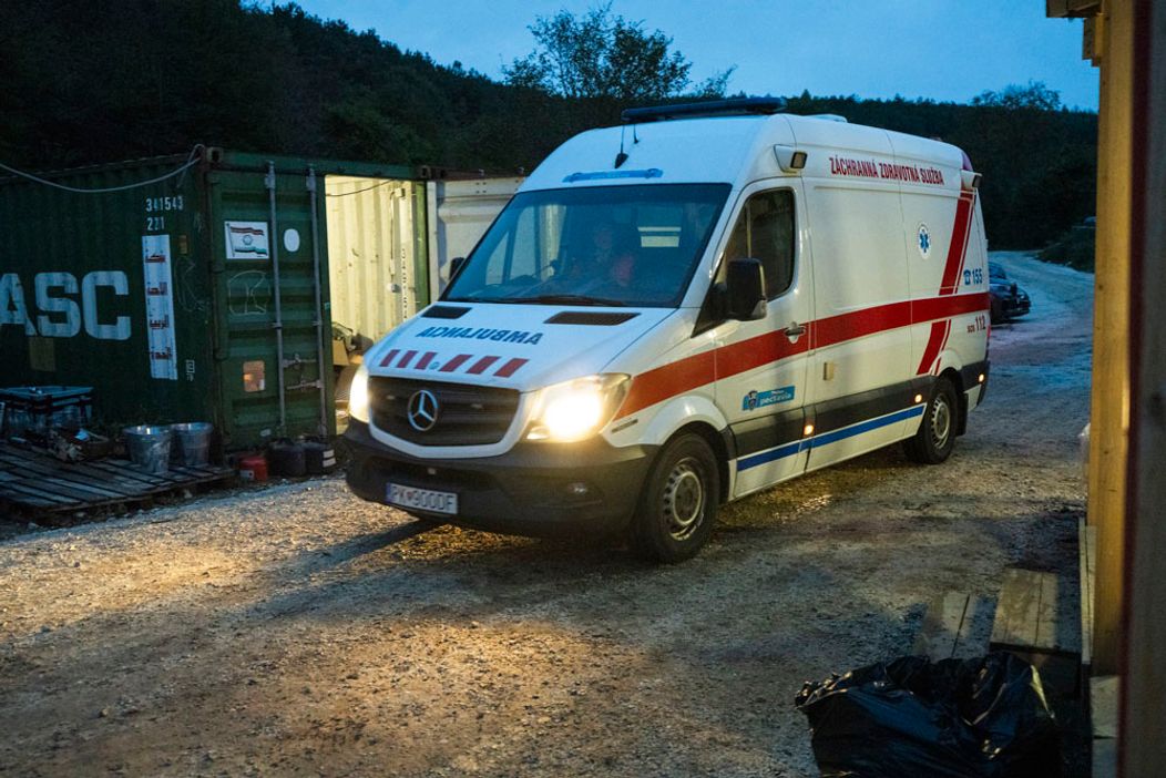 Deň 60 - Noro si v dueli zranil koleno, odviezla ho sanitka