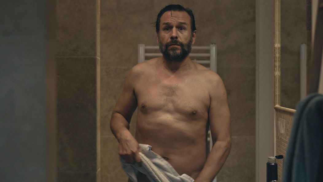 Nikol prekvapila Adama v kúpeľni v tej najnevhodnejšej chvíli.