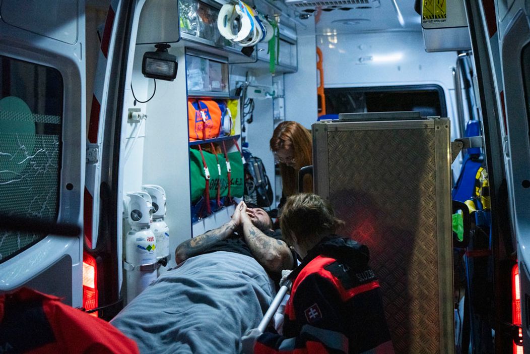 Deň 60 - Noro si v dueli zranil koleno, odviezla ho sanitka