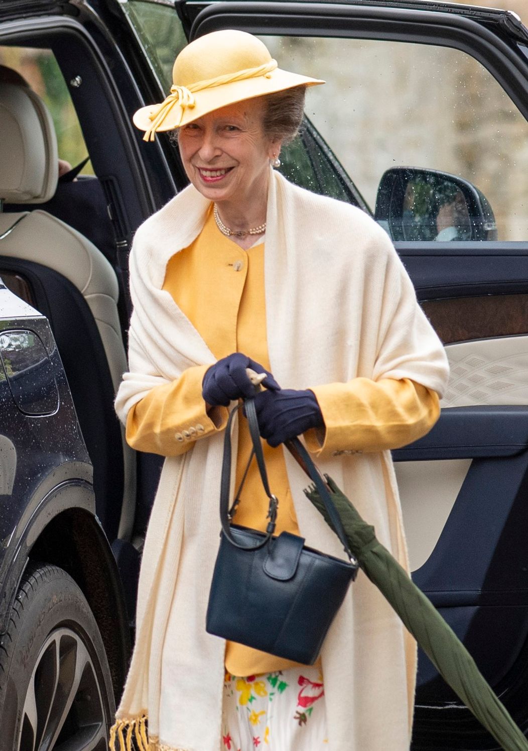 Britská kráľovská rodina na svadbe Petra Phillipsa a Harriet Sperling.