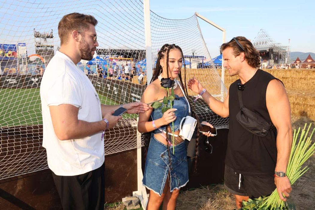 Radko na festivale Grape rozdával ruže a vymenil si bozky s Marcelou