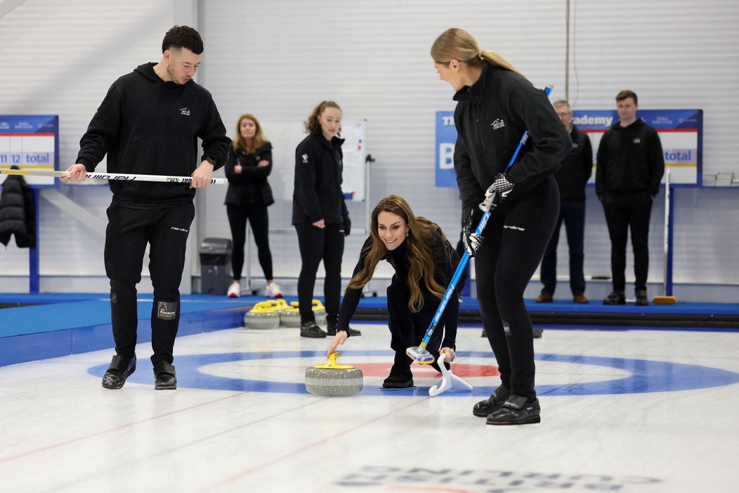 Princ William a princezná Kate si zahrali curling