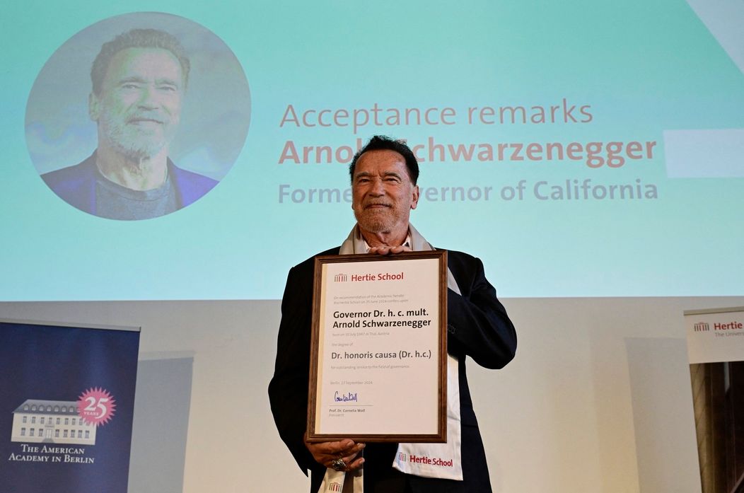 Arnold Schwarzenegger s čestným doktorátom, ktorý mu udelila berlínska Hertie School.
