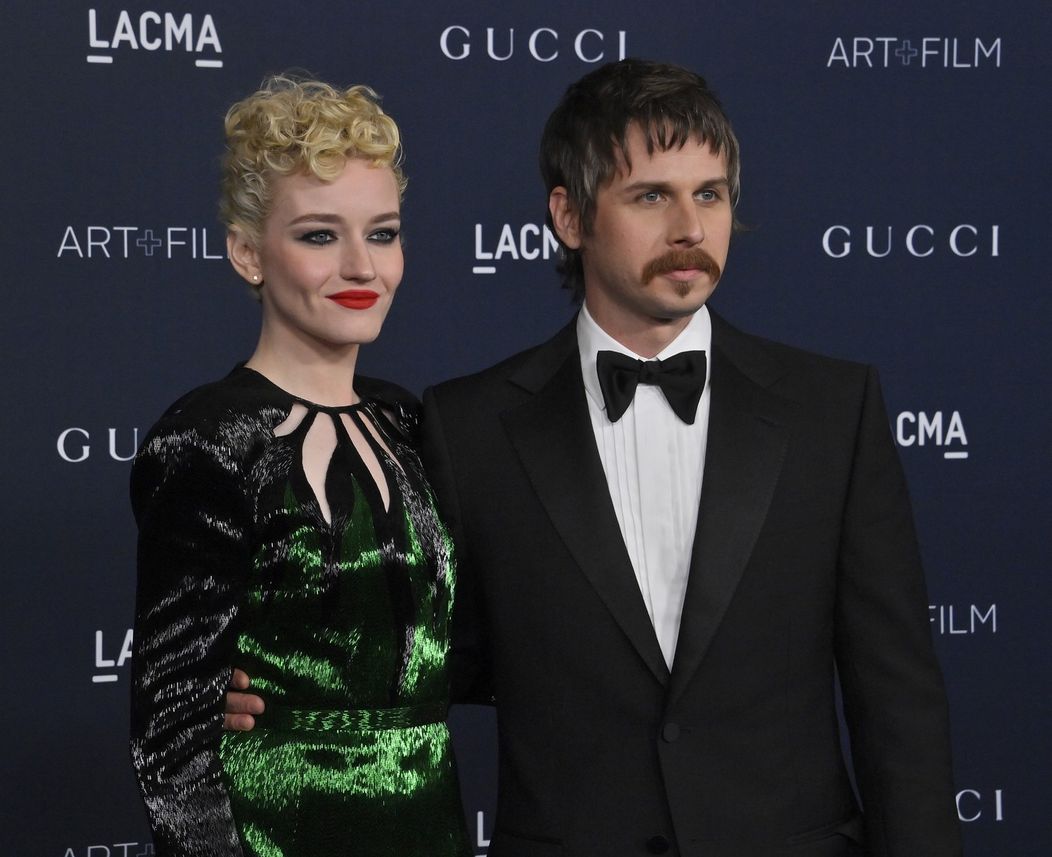 Julia Garner a Mark Foster patrili medzi najromantickejšie páry Hollywoodu.
