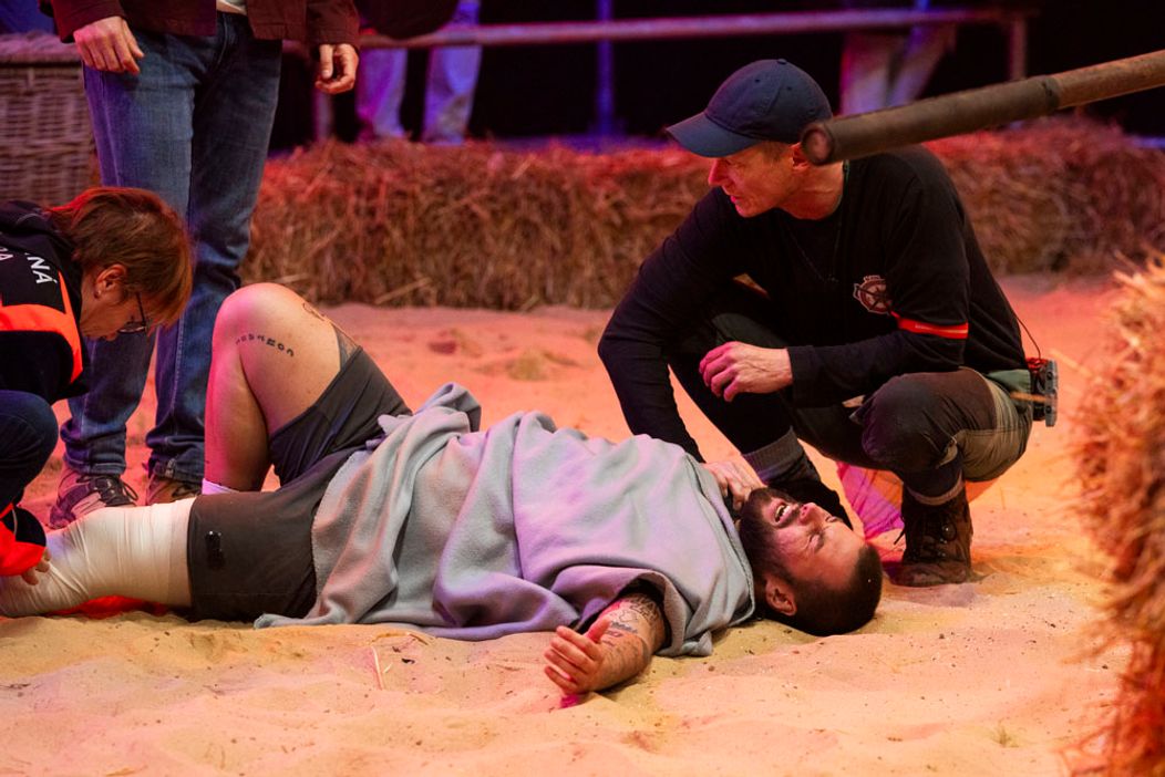 Deň 60 - Noro si v dueli zranil koleno, odviezla ho sanitka