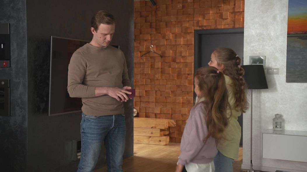 Dievčatá priniesli Norovy cestovné pasy.