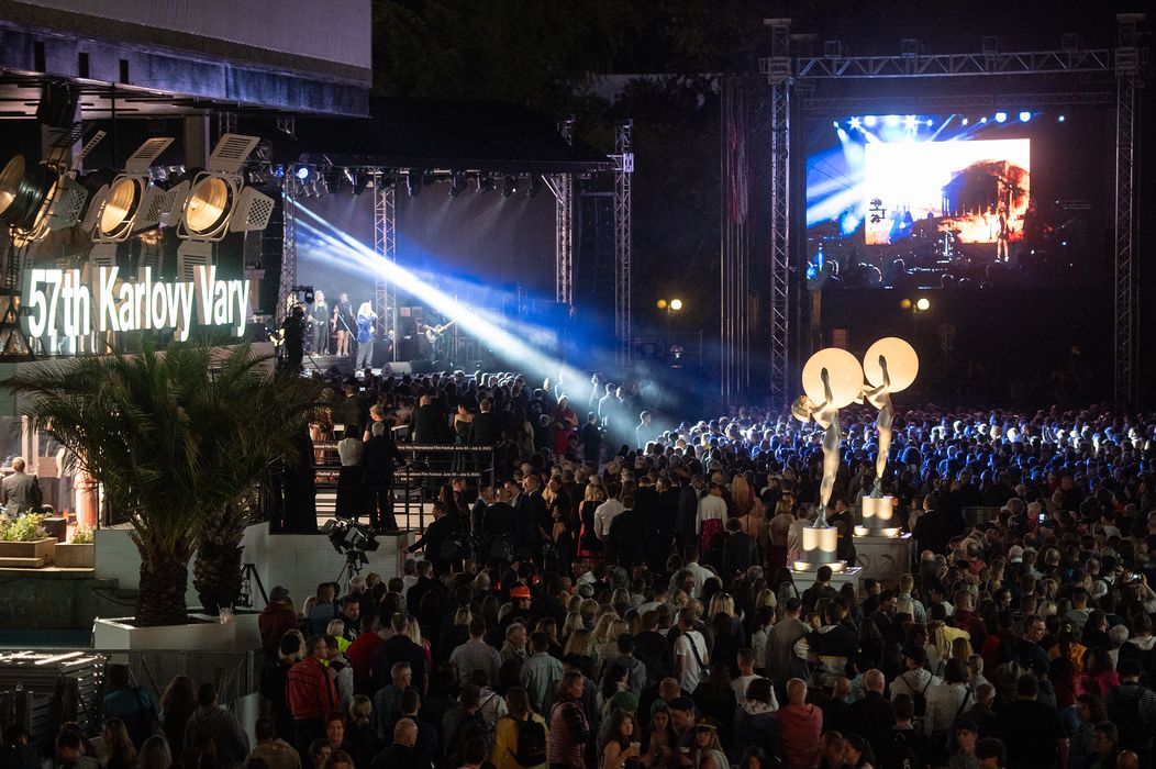 Koncert Russella Croewa s jeho kapelou Indoor Garden Party