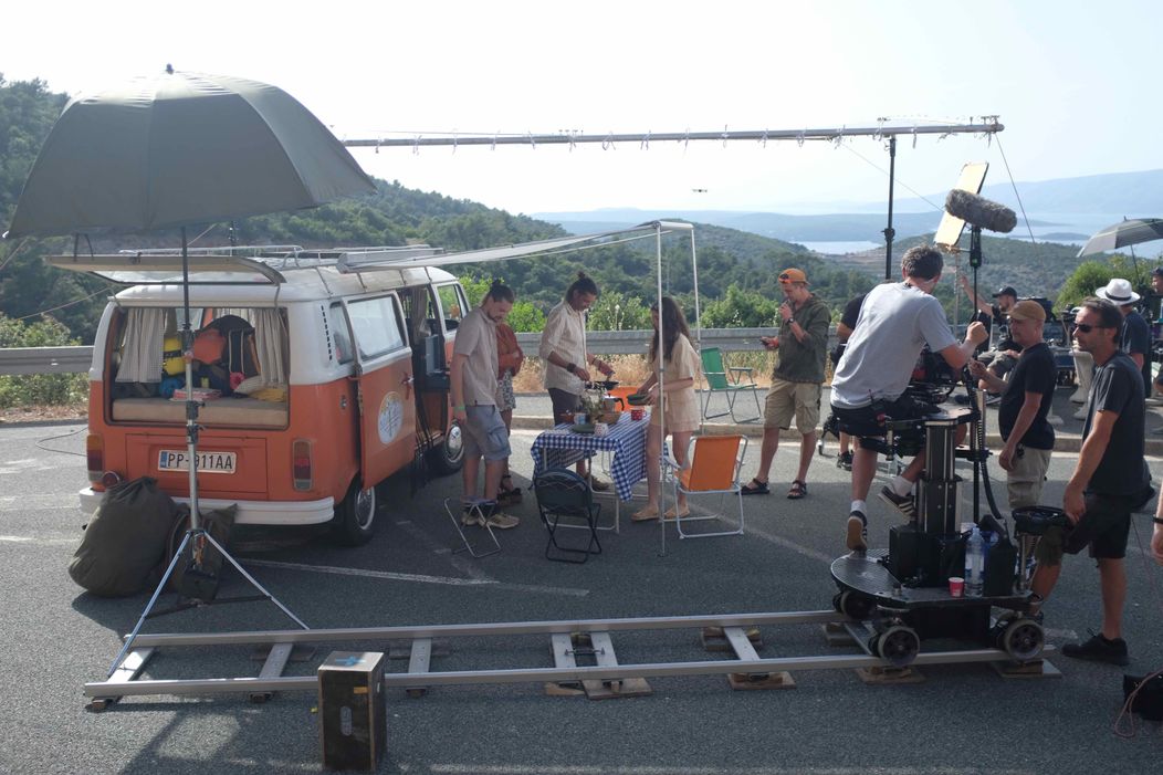 Na svete je trailer debutového filmu Samuela Spišáka Smolu nosíš ty, láska