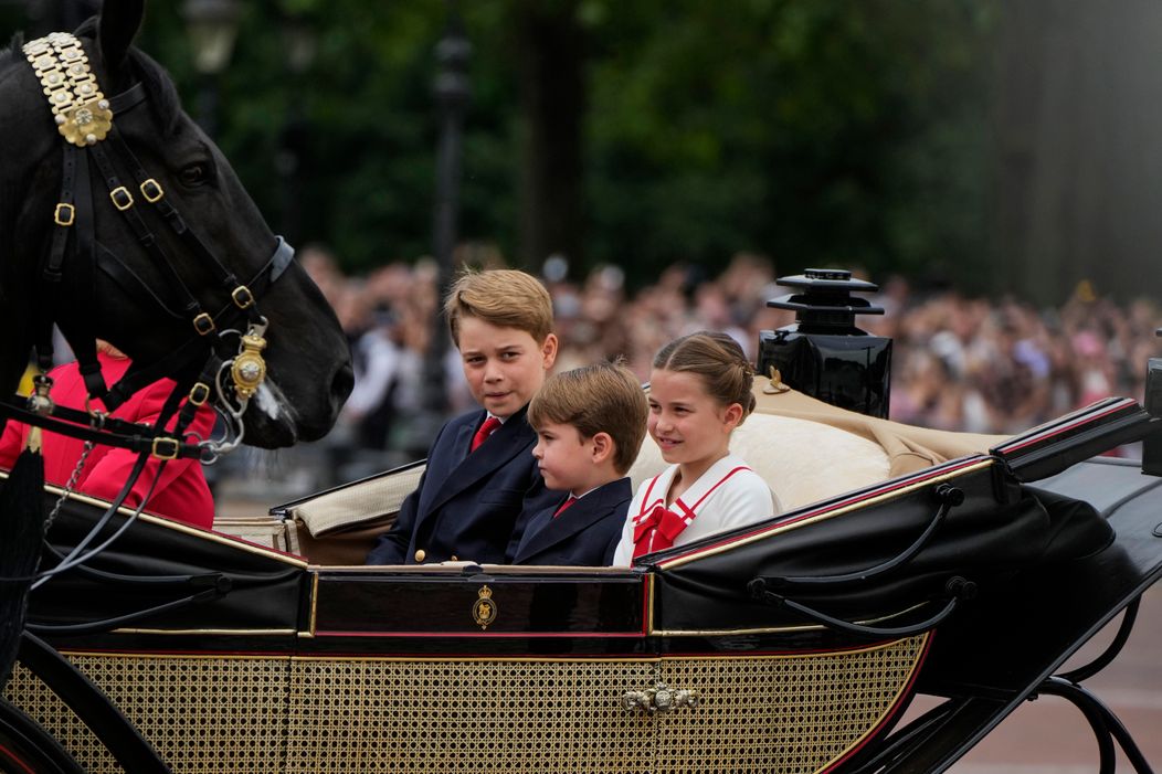 Vojenská prehliadka Trooping the Colour na počesť narodenín britského kráľa Karola III.
