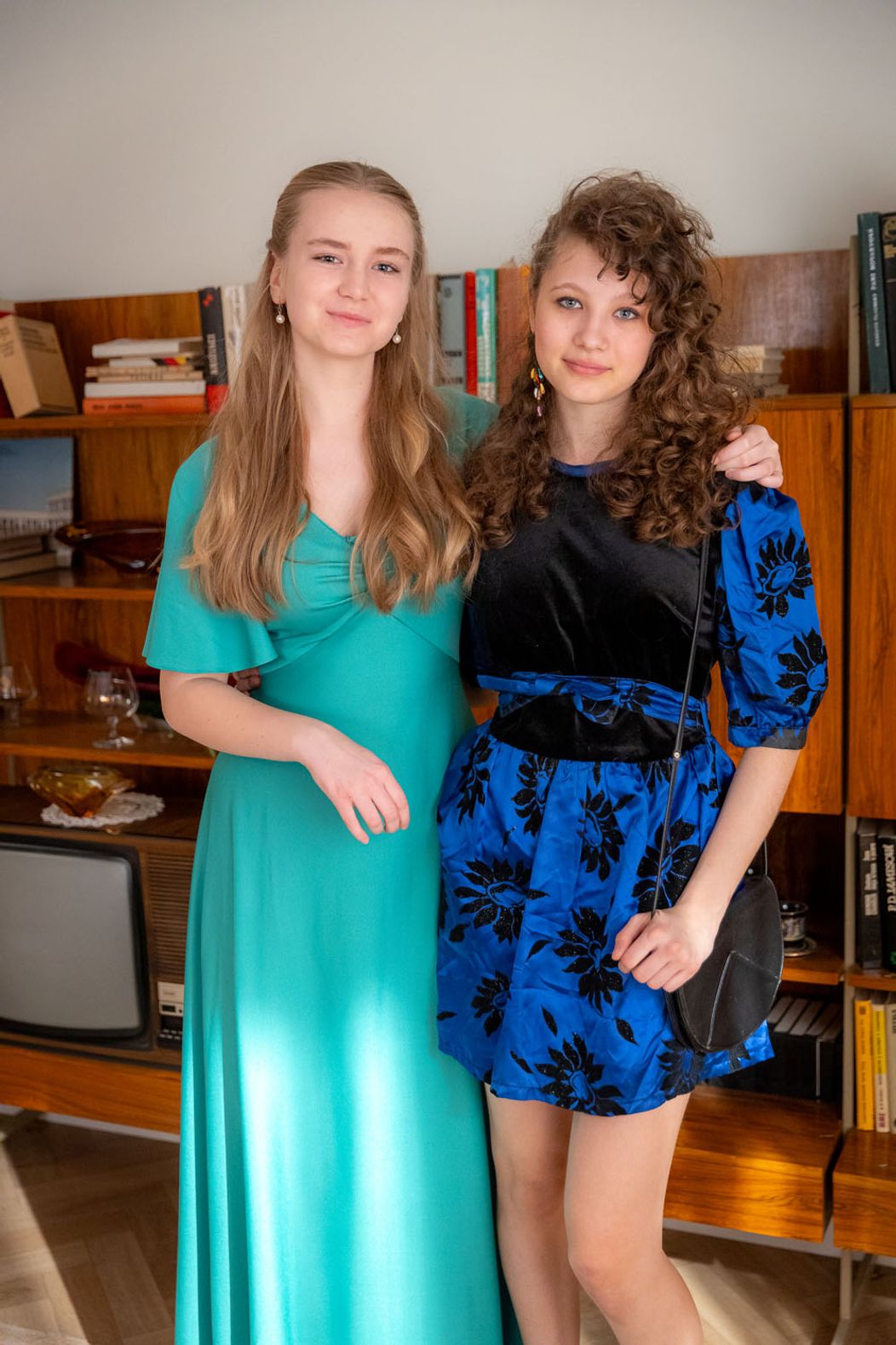 Dámska jazda v Sľube - Lenka a Barbora sa chystajú na ples, Mária, Zita a Magda majú vlastnú párty