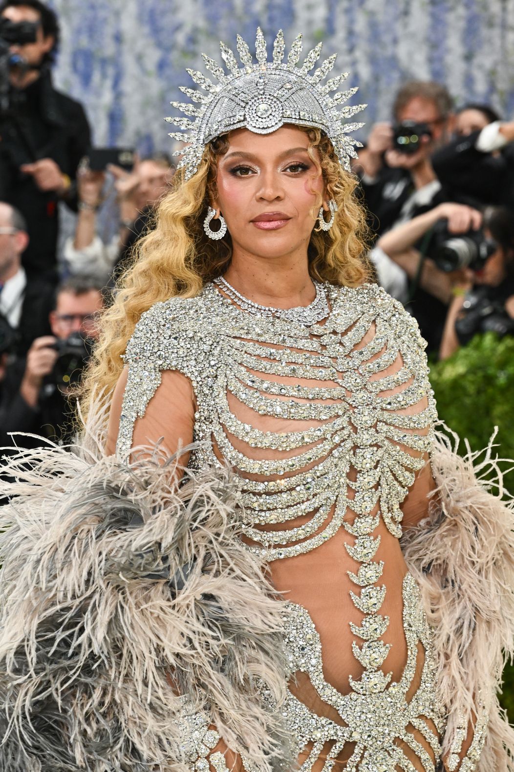 Beyoncé v róbe od dizajnéra Oliviera Rousteinga.