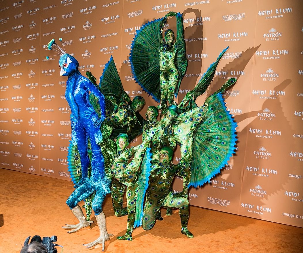 Heidi Klum s artistami z Cirque du Soleil ako obrovský páv.