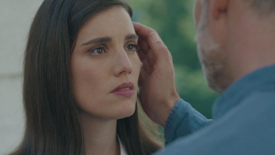 Andrej (Ján Koleník) po nádhernom vyznaní pobozkal Júliu (Sarah Arató).