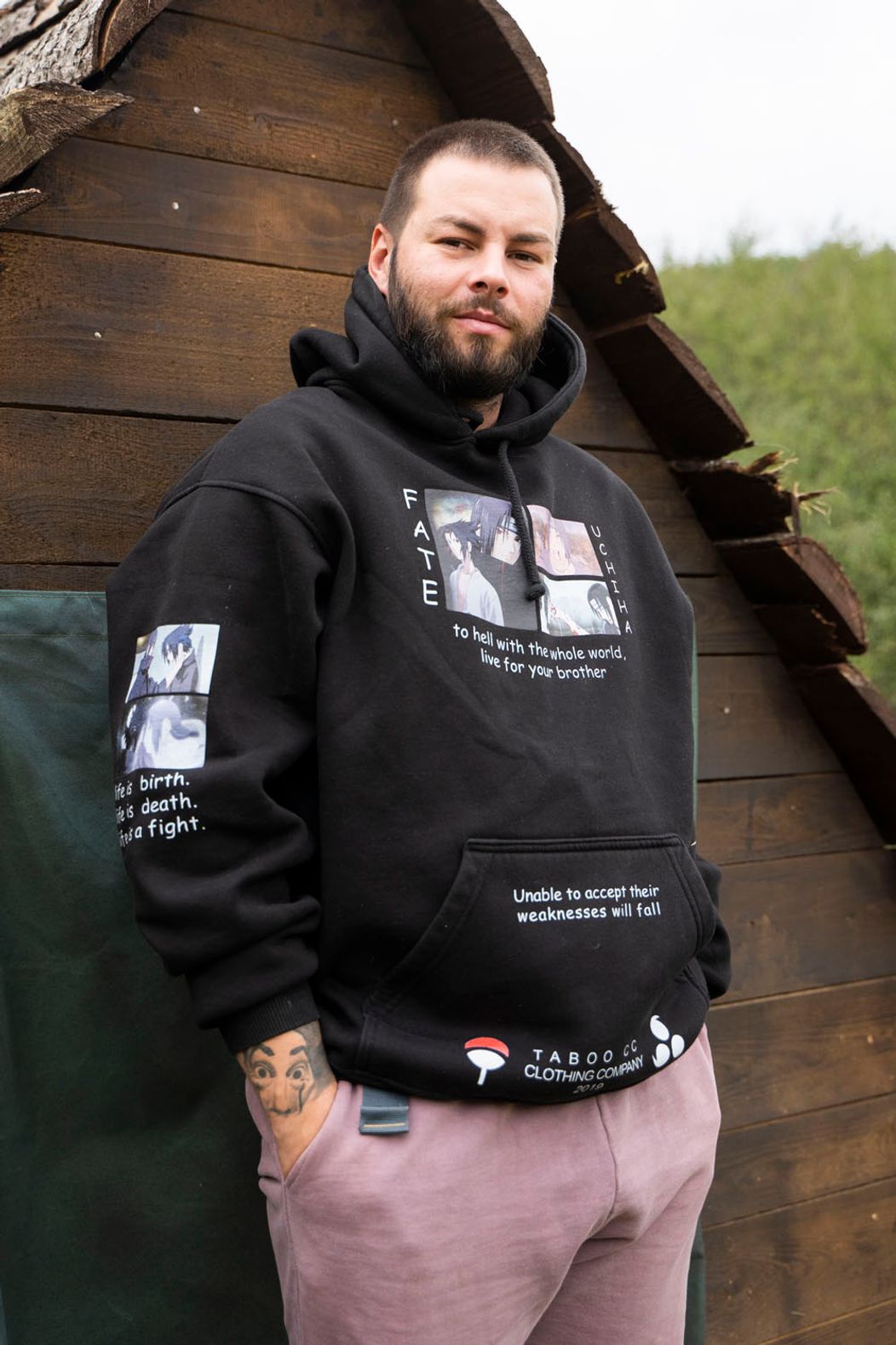 Deň 60 - Noro si v dueli zranil koleno, odviezla ho sanitka
