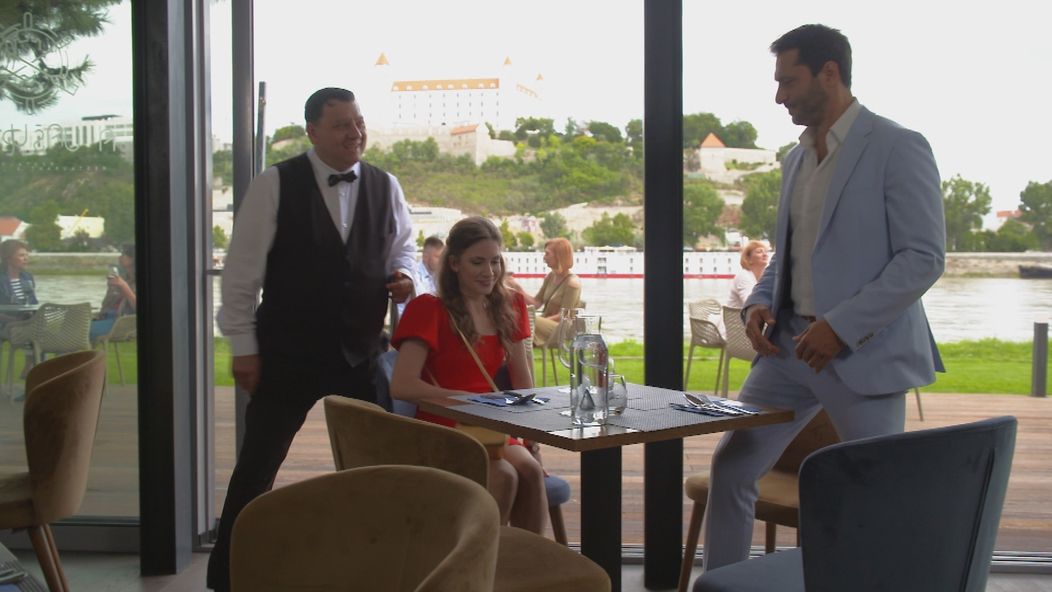 Dvojica sa vyberie do krásnej reštaurácie.