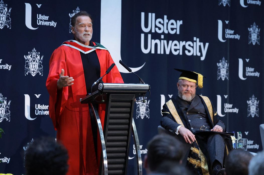 Arnold Schwarzenegger prevzal čestný doktorát na Ulsterskej univerzite v Belfaste, kam sa vrátil 60 rokov po svojej prvej návšteve, ktorú absolvoval ešte ako mladý kulturista.