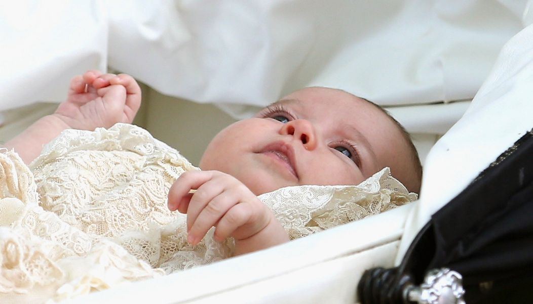  Na snímke britská princezná Charlotte v kočíku po krste 