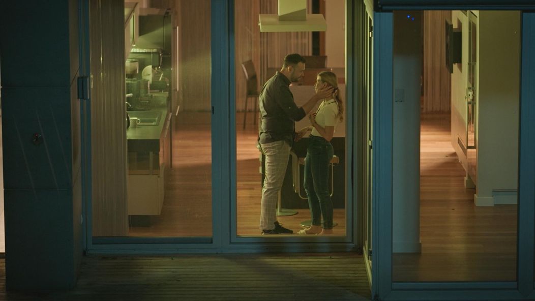 Eva vidí Katku v spoločnosti iného muža.