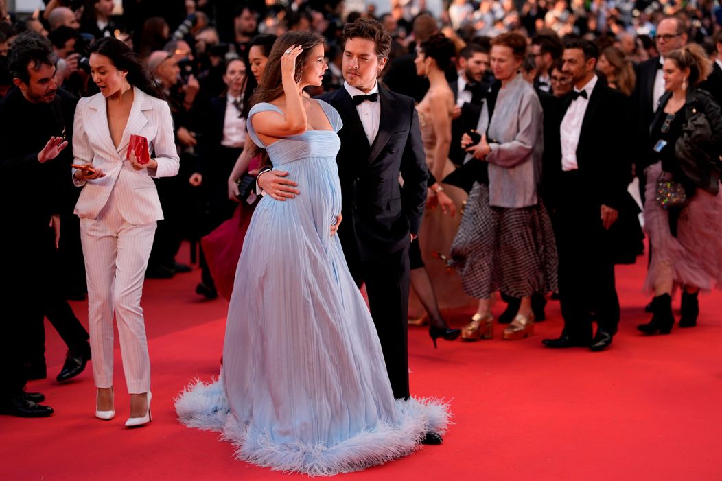 Dylan Sprouse a Barbara Palvin budú rodičia.