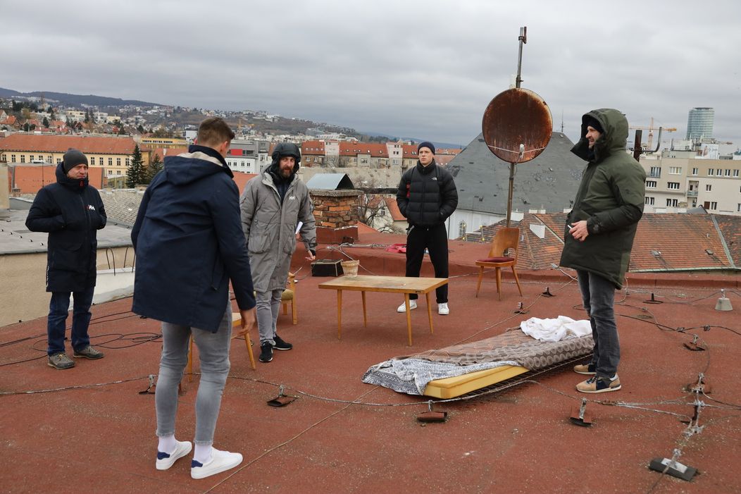 Na streche sa strhne bitka.