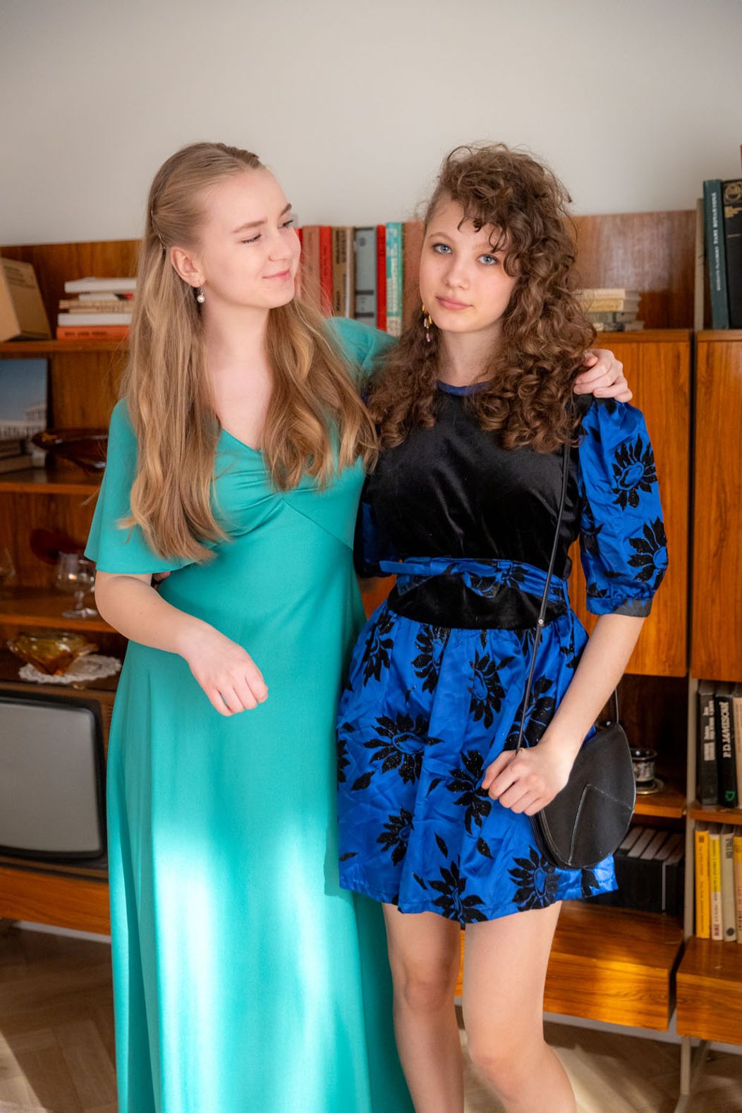 Dámska jazda v Sľube - Lenka a Barbora sa chystajú na ples, Mária, Zita a Magda majú vlastnú párty
