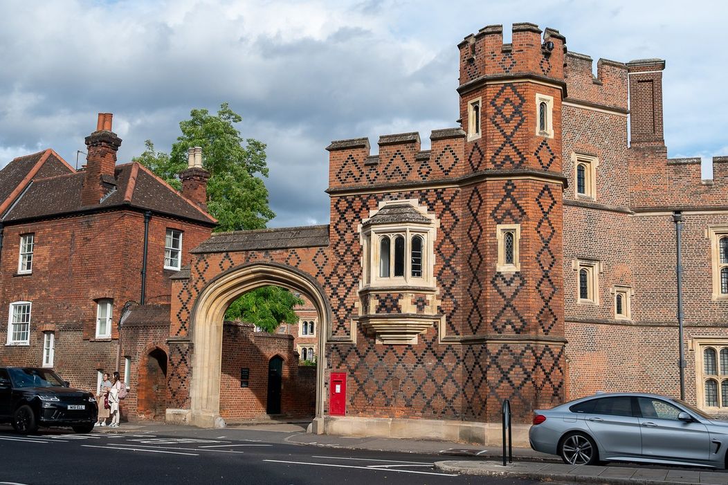 Princ George nastúpil na Eton College.