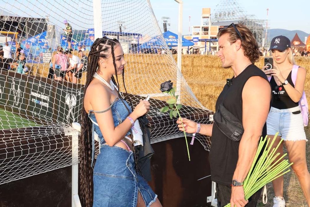 Radko na festivale Grape rozdával ruže a vymenil si bozky s Marcelou