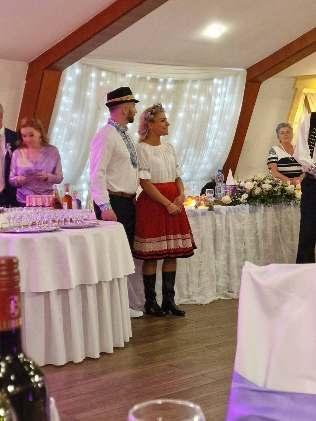 Nevesta a ženích v krojoch