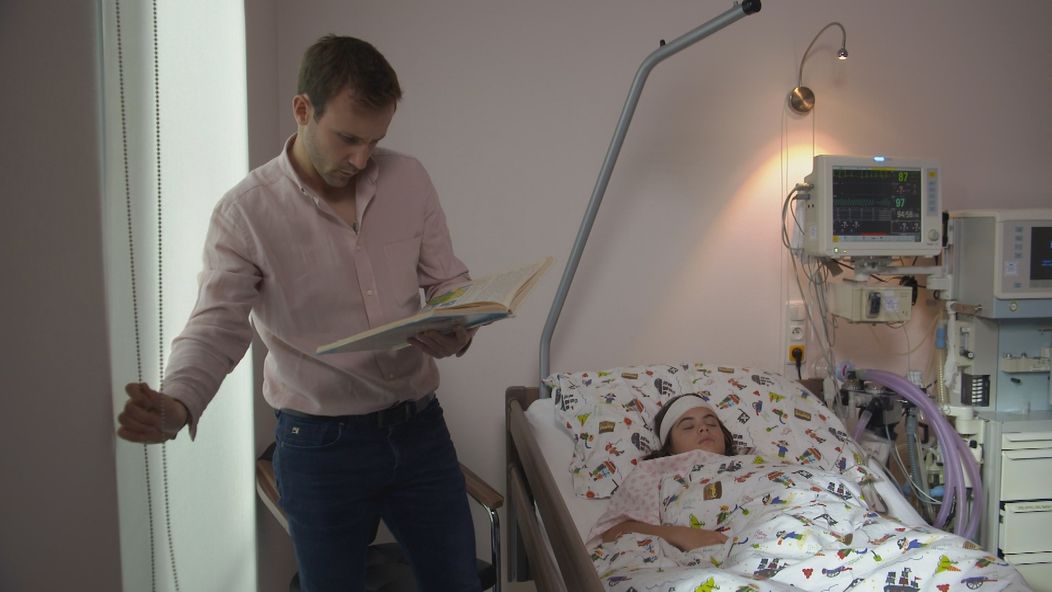 Tomáš trávi v nemocnici všetok čas.