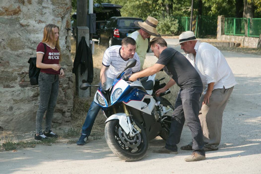 Štáb pomaly spúšťa motorku na zem, tak aby sa nepoškodila