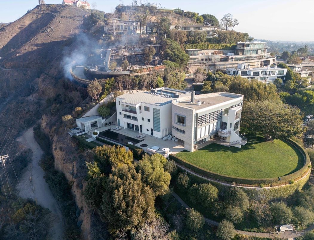 Ničivé požiare v Hollywoode sa zastavili pri dome Toma Hanksa