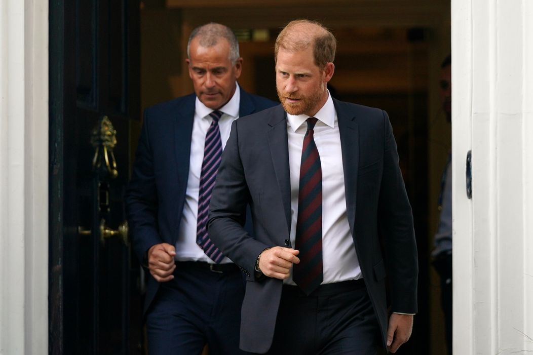 Princ Harry prehral súdny spor