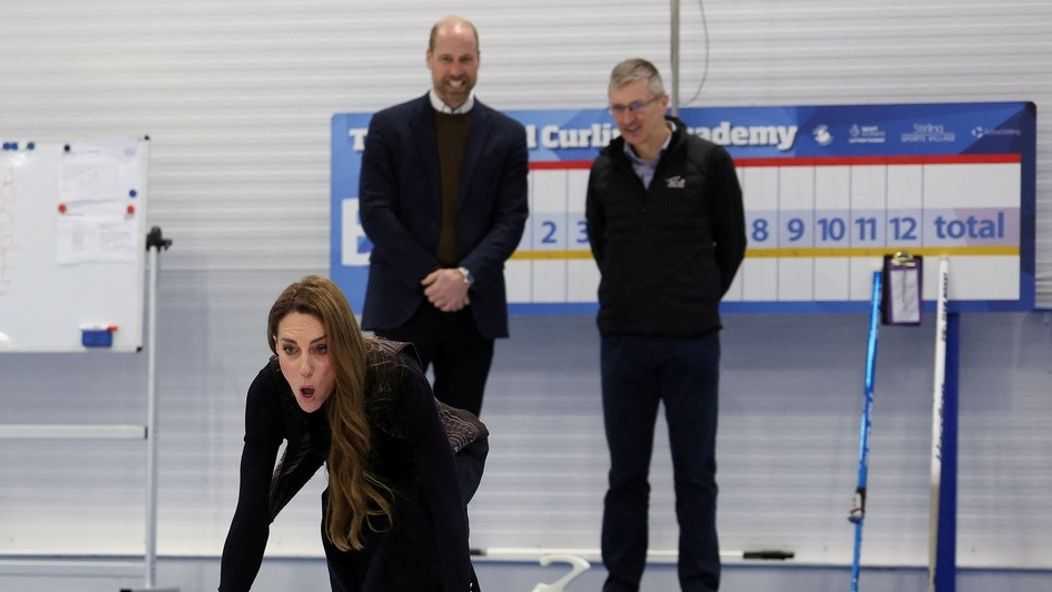 Princ William a princezná Kate si zahrali curling