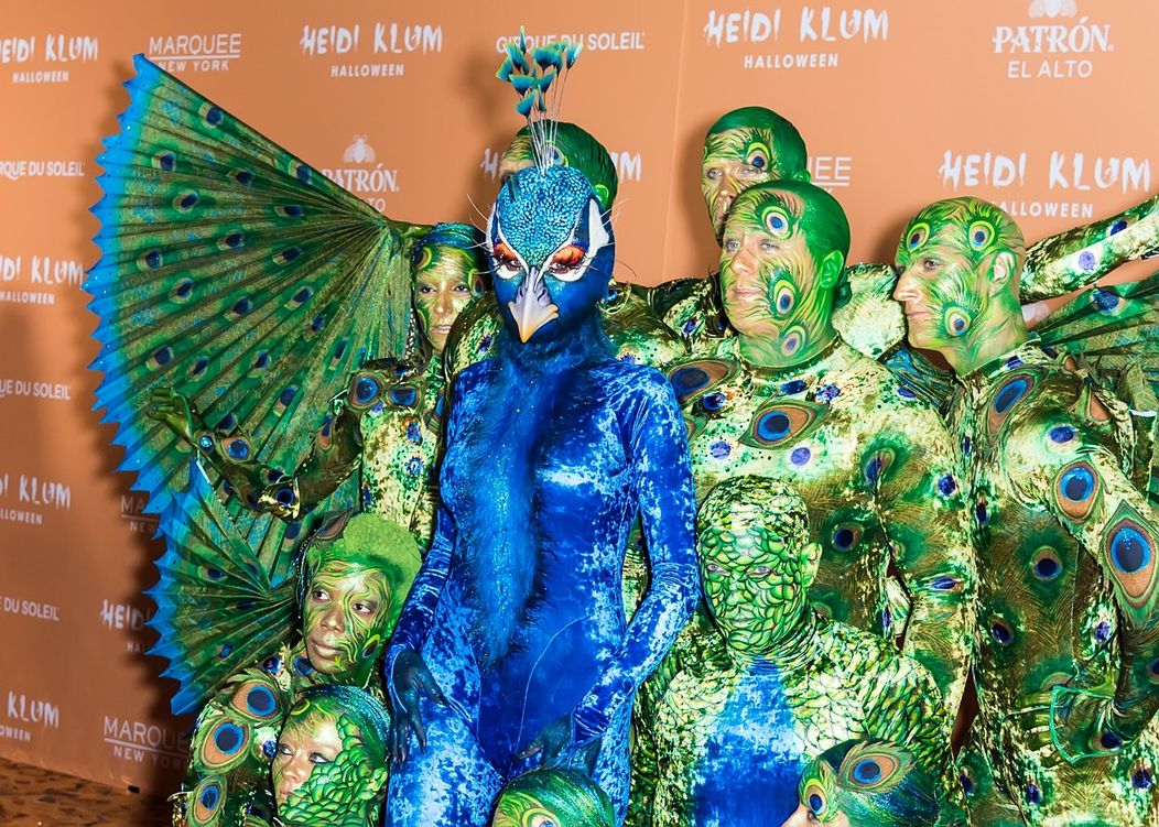 Heidi Klum s artistami z Cirque du Soleil ako obrovský páv.