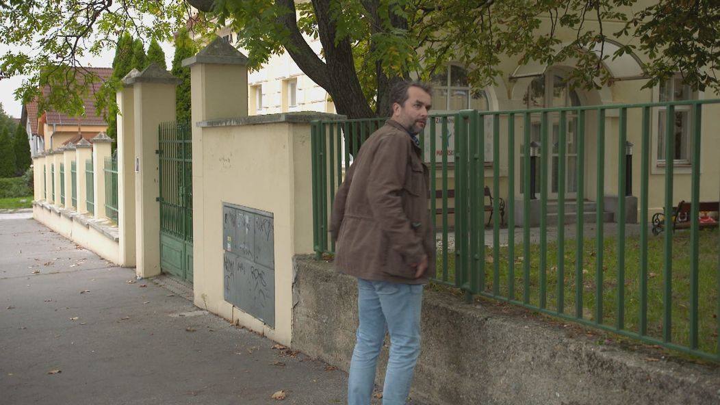 Mareka sleduje podivná dvojica.