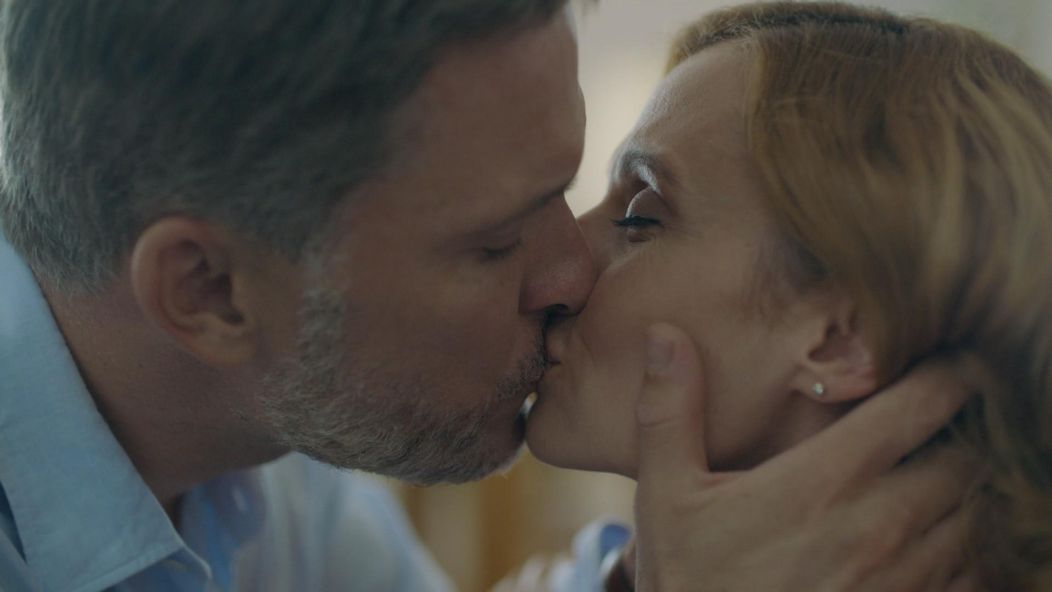 Adela (Lívia Bielovič) Andrejovi (Ján Koleník) popísala jeho premenu na bezcitného lekára.