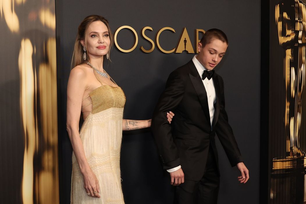 Angelina Jolie so synom Knoxom na Governors Awards v LA