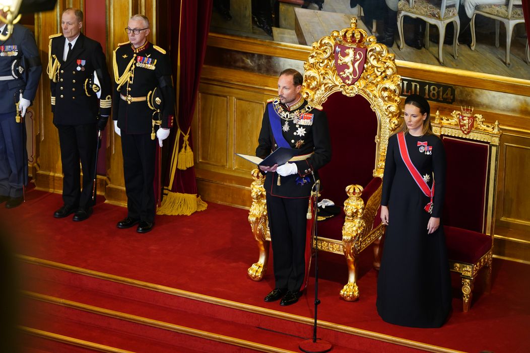 Nórsky kráľ Haakon VIII. zložil prísahu. Kráľovná chýbala