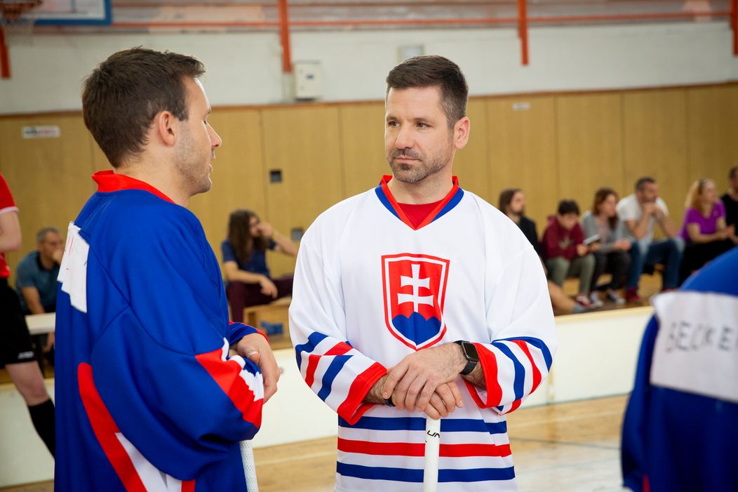 Oteckovia a hokejisti na nakrúcaní florbalového zápasu.