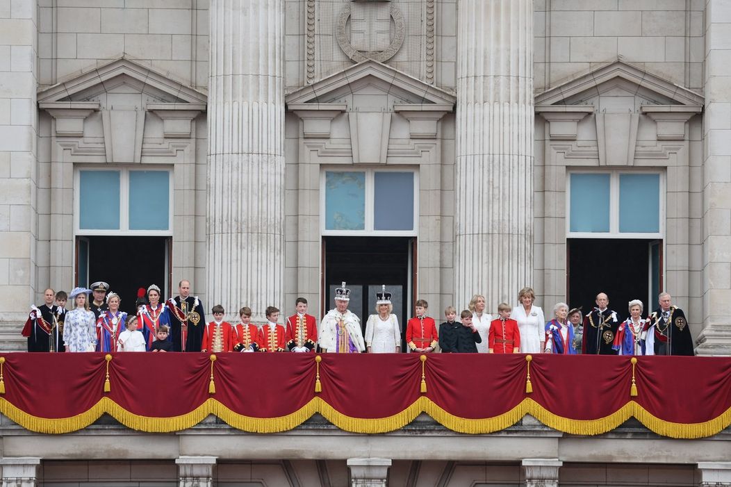 Britská kráľovská rodina na balkóne Buckinghamského paláca