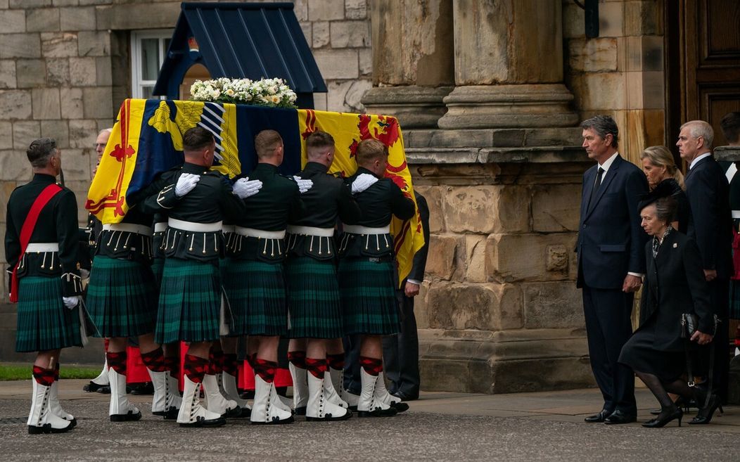 Rakva s pozostatkami kráľovnej Alžbety II. už je v Edinburghu